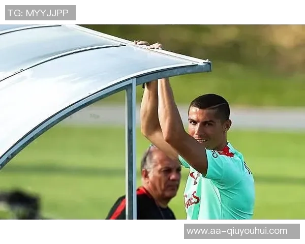 C罗社交媒体分享新造型清爽寸头引发粉丝热议