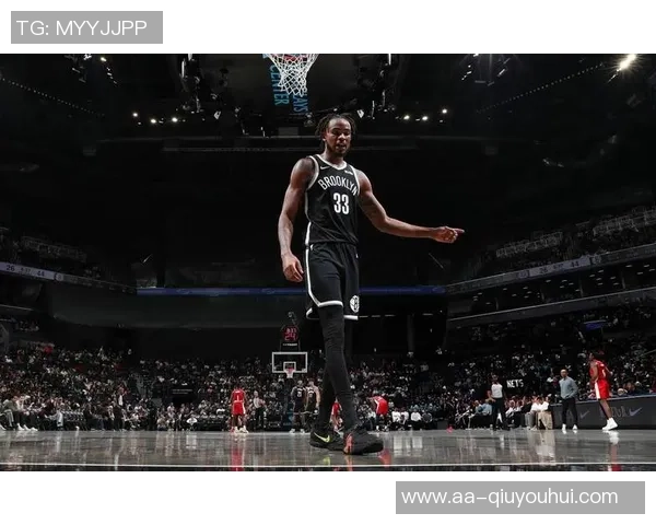 克拉克斯顿半场表现亮眼8投5中贡献12分9篮板4助攻正负值高达20